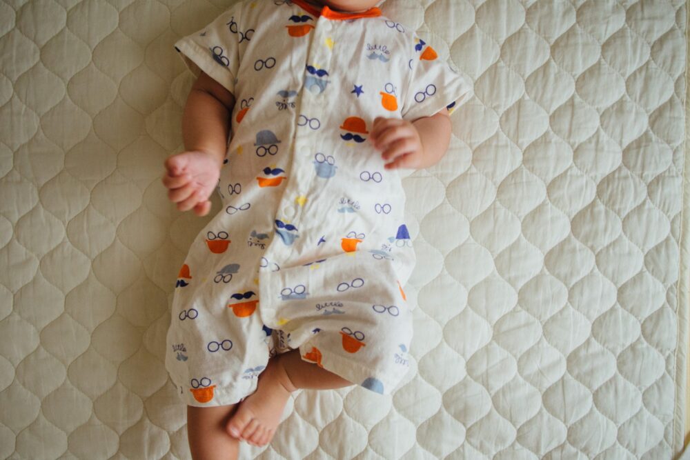 生後4ヶ月目 赤ちゃんの7月の服装は半袖カバーオールorボディスーツ一枚で十分 ヒトツムギ