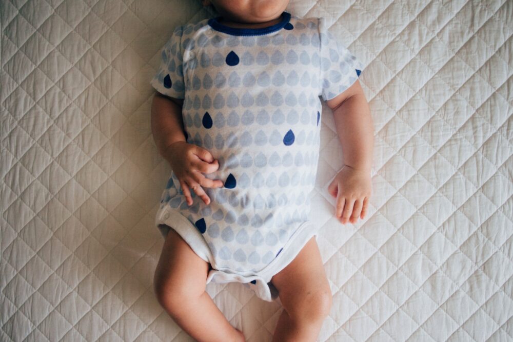生後4ヶ月目 赤ちゃんの7月の服装は半袖カバーオールorボディスーツ一枚で十分 ヒトツムギ